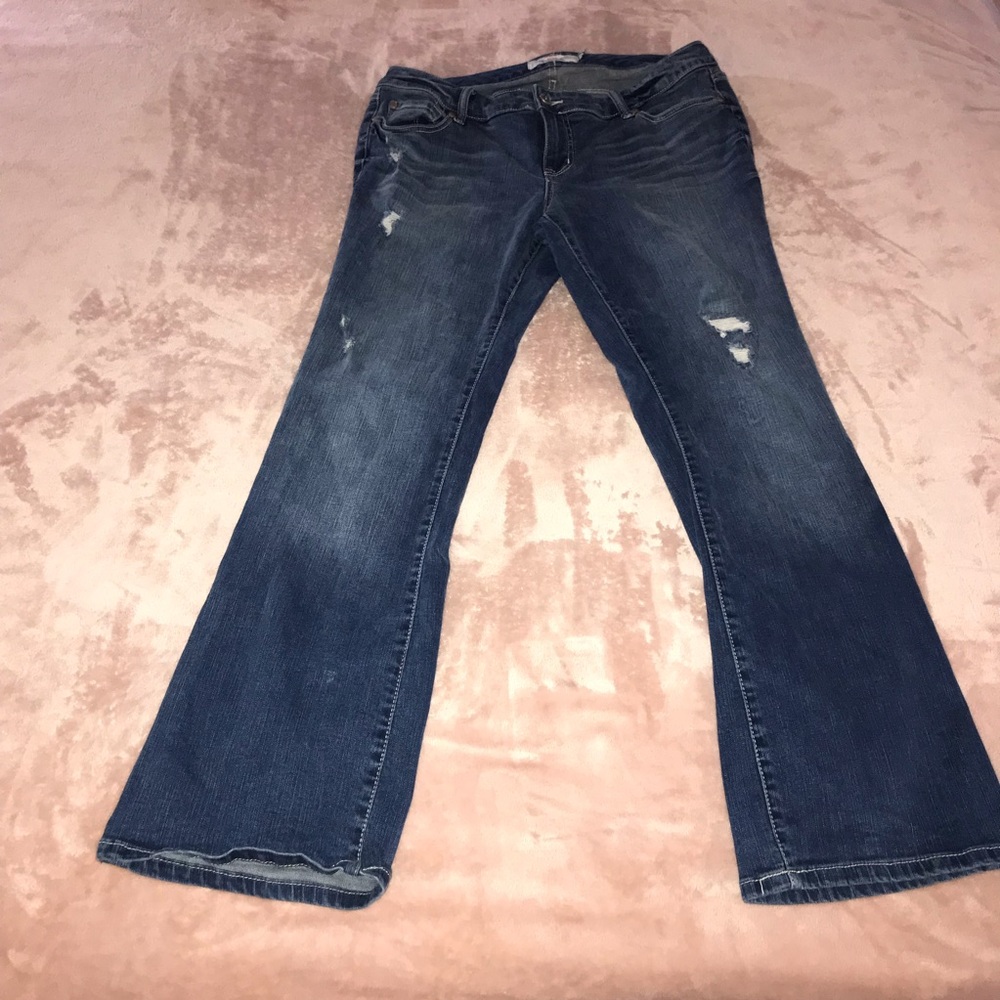 🚫SOLD🚫TORRID• Slim Bootcut Ripped Jeans